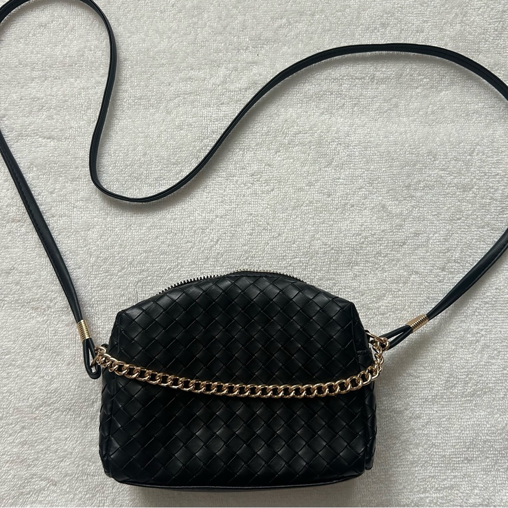 Black Woven Pattern Crossbody Bag with Gold Chain